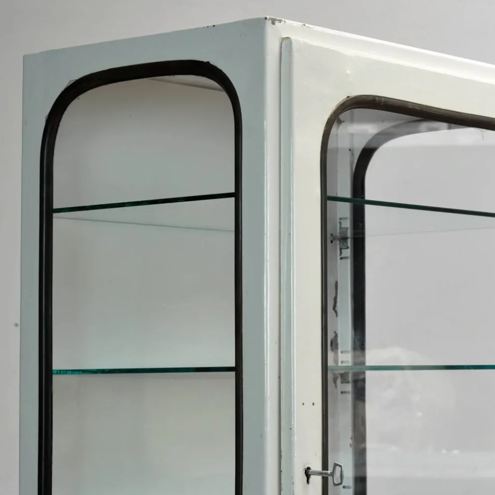 Cabinet de médecine vintage, années 1970