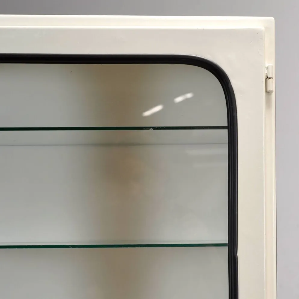 Cabinet de médecine vintage, années 1970