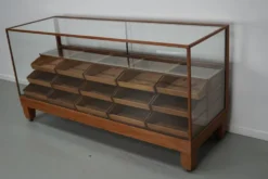 Cabinet de mercerie en chêne britannique ancien, années 1930