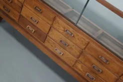 Cabinet de mercerie en chêne britannique ancien, années 1930