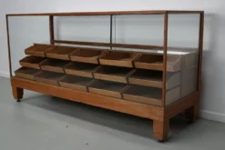 Cabinet de mercerie en chêne britannique ancien, années 1930