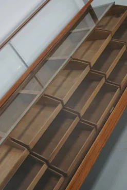 Cabinet de mercerie en chêne britannique ancien, années 1930