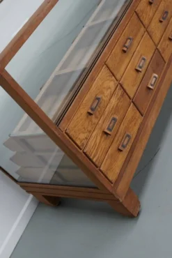 Cabinet de mercerie en chêne britannique ancien, années 1930