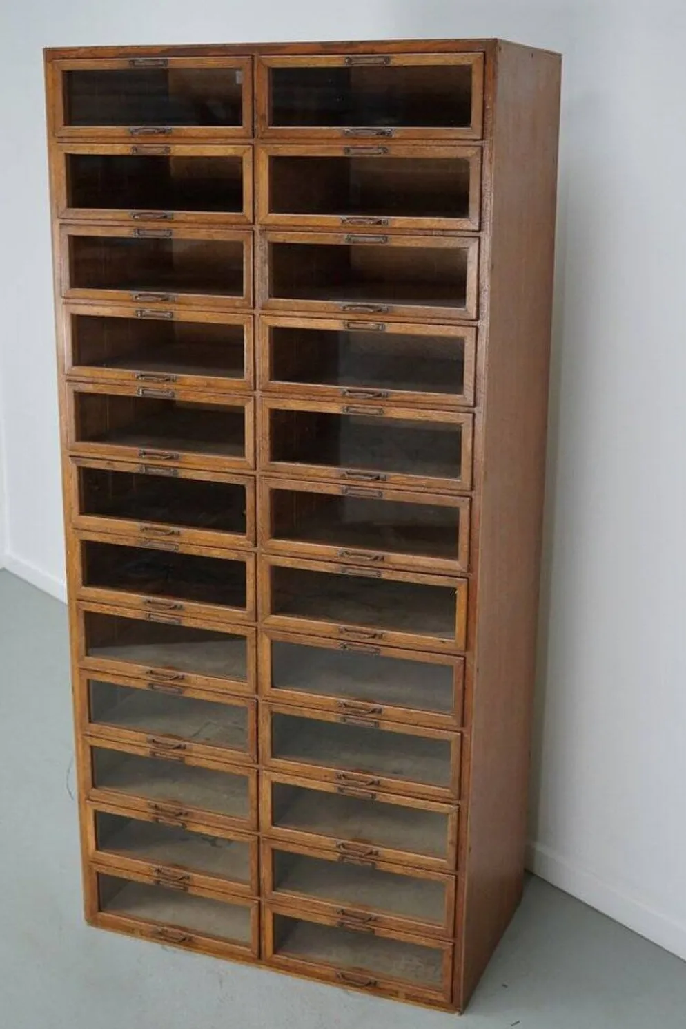 Cabinet de mercerie en chêne néerlandais vintage, années 1930