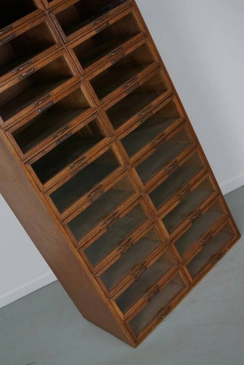 Cabinet de mercerie en chêne néerlandais vintage, années 1930