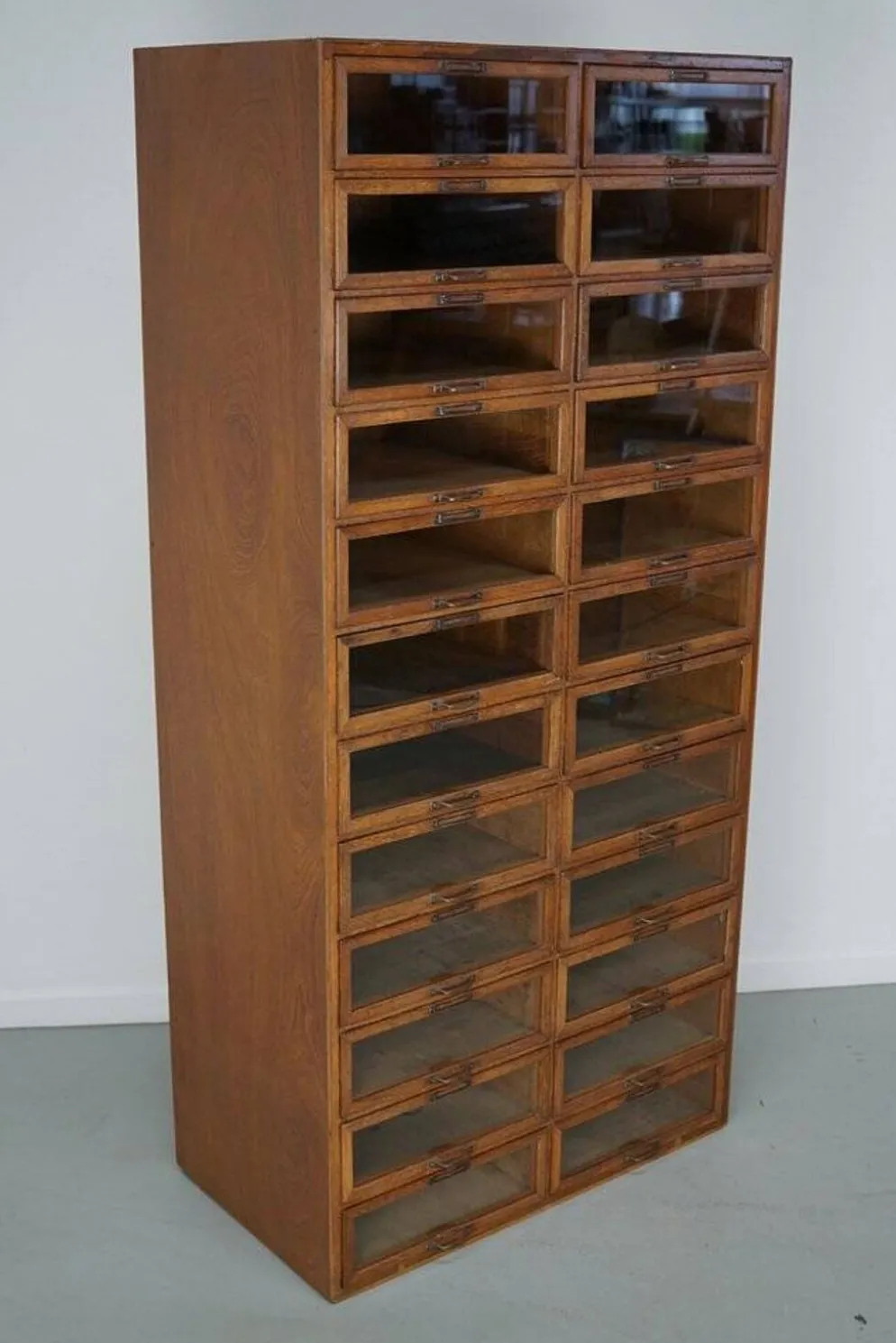 Cabinet de mercerie en chêne néerlandais vintage, années 1930
