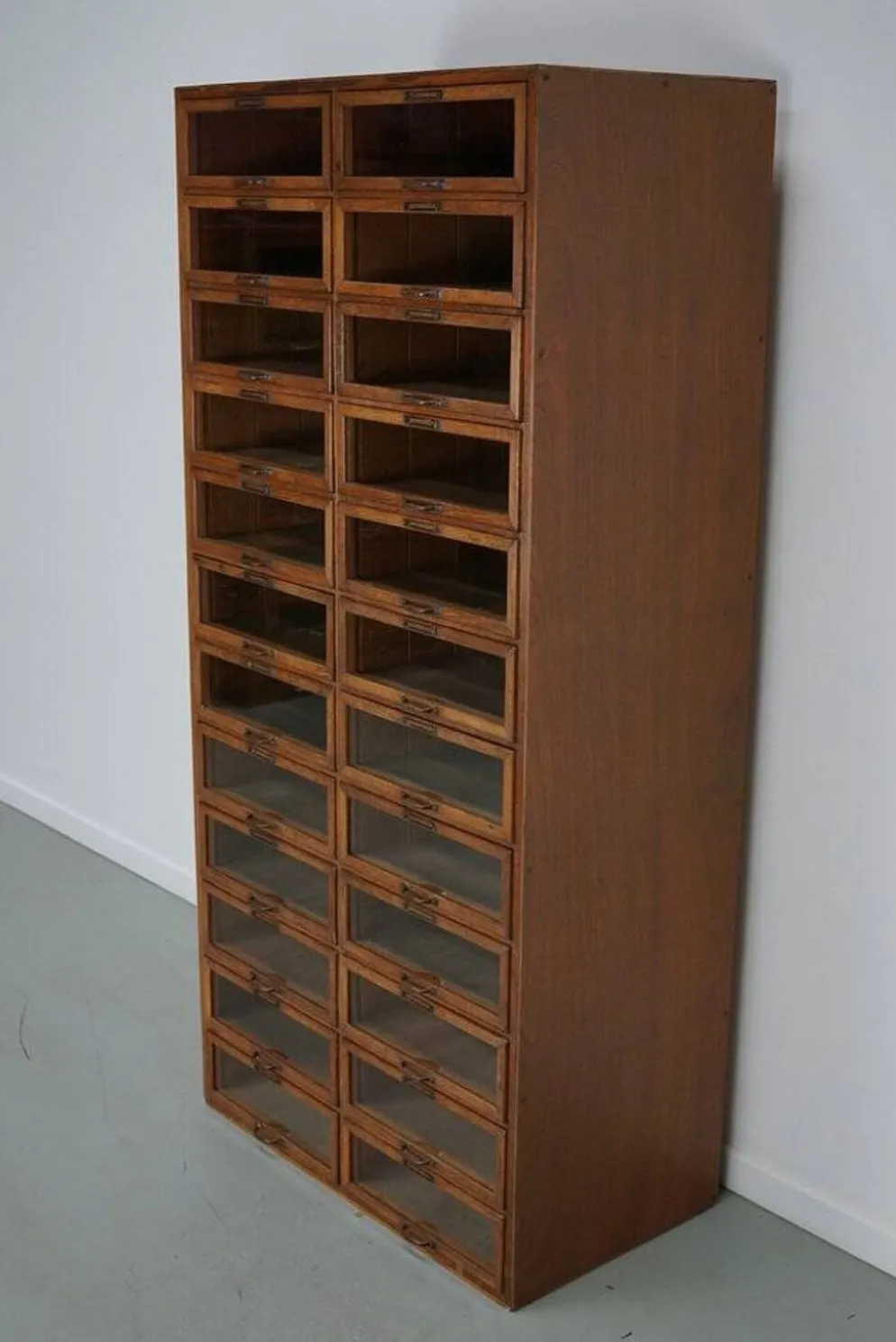 Cabinet de mercerie en chêne néerlandais vintage, années 1930