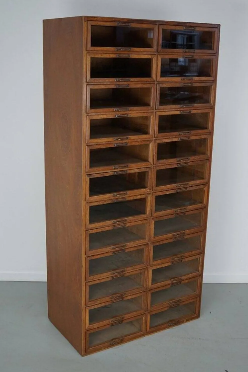 Cabinet de mercerie en chêne néerlandais vintage, années 1930