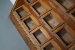 Cabinet de mercerie néerlandais en hêtre, années 1920-30