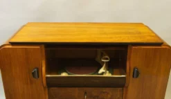 Cabinet d'enregistrement Jindřich Halabala des années 1950 – Icône du design mid-century en noyer