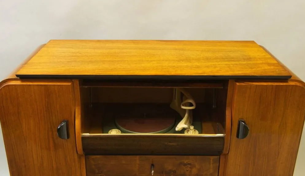 Cabinet d'enregistrement Jindřich Halabala des années 1950 – Icône du design mid-century en noyer