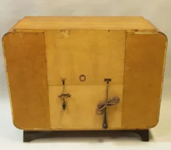 Cabinet d'enregistrement Jindřich Halabala des années 1950 – Icône du design mid-century en noyer