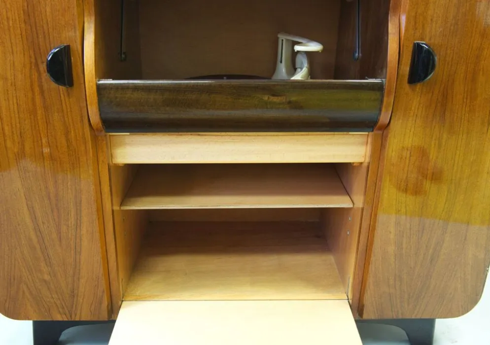 Cabinet d'enregistrement Jindřich Halabala des années 1950 – Icône du design mid-century en noyer