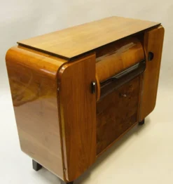 Cabinet d'enregistrement Jindřich Halabala des années 1950 – Icône du design mid-century en noyer