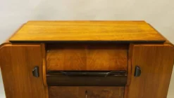 Cabinet d'enregistrement Jindřich Halabala des années 1950 – Icône du design mid-century en noyer