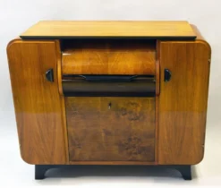 Cabinet d'enregistrement Jindřich Halabala des années 1950 – Icône du design mid-century en noyer