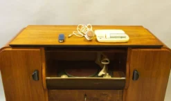 Cabinet d'enregistrement Jindřich Halabala des années 1950 – Icône du design mid-century en noyer