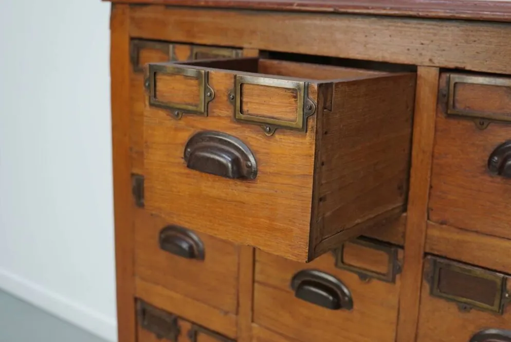 Cabinet de pharmacie / de classement en teck néerlandais vintage, années 1930