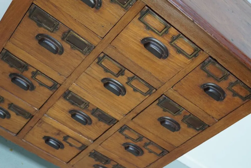 Cabinet de pharmacie / de classement en teck néerlandais vintage, années 1930