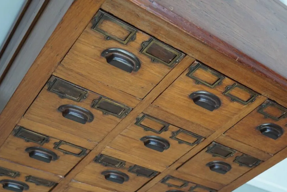 Cabinet de pharmacie / de classement en teck néerlandais vintage, années 1930