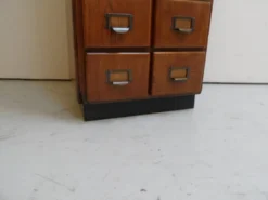 Cabinet de pharmacie en chêne ancien avec tiroirs