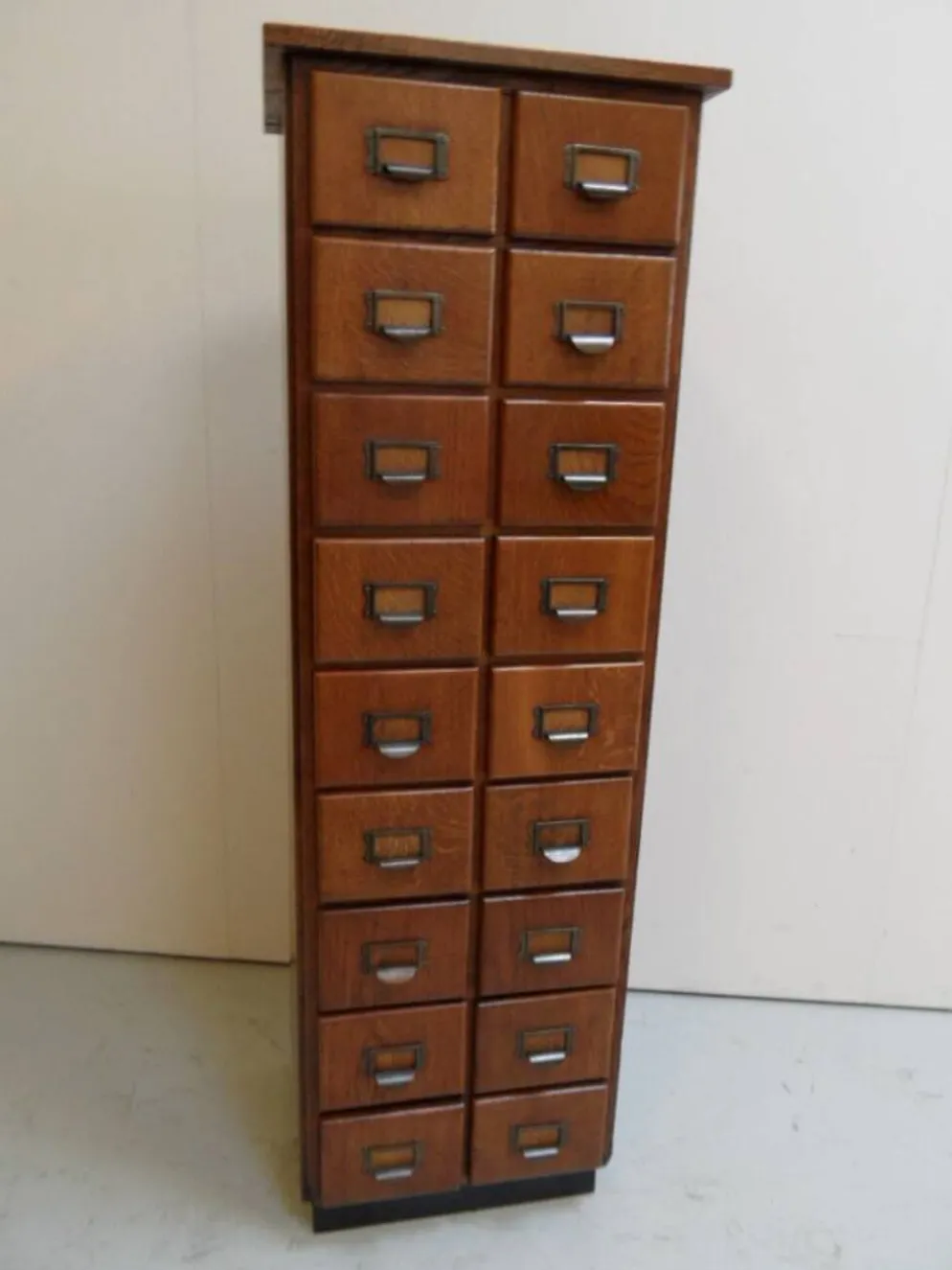 Cabinet de pharmacie en chêne ancien avec tiroirs