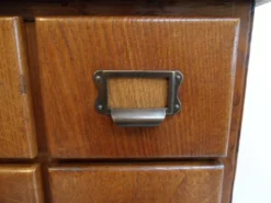 Cabinet de pharmacie en chêne ancien avec tiroirs