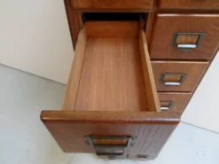 Cabinet de pharmacie en chêne ancien avec tiroirs