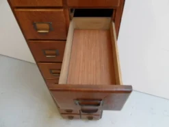 Cabinet de pharmacie en chêne ancien avec tiroirs