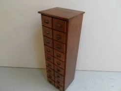 Cabinet de pharmacie en chêne ancien avec tiroirs