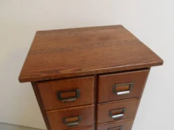 Cabinet de pharmacie en chêne ancien avec tiroirs