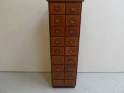 Cabinet de pharmacie en chêne ancien avec tiroirs
