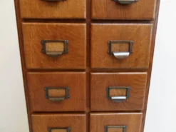 Cabinet de pharmacie en chêne ancien avec tiroirs