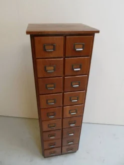 Cabinet de pharmacie en chêne ancien avec tiroirs