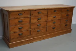Cabinet de pharmacie en pin allemand rustique / comptoir de magasin / îlot de cuisine, 1930