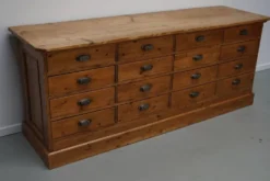 Cabinet de pharmacie en pin allemand rustique / comptoir de magasin / îlot de cuisine, 1930