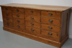 Cabinet de pharmacie en pin allemand rustique / comptoir de magasin / îlot de cuisine, 1930