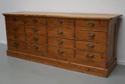 Cabinet de pharmacie en pin allemand rustique / comptoir de magasin / îlot de cuisine, 1930