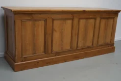 Cabinet de pharmacie en pin allemand rustique / comptoir de magasin / îlot de cuisine, 1930