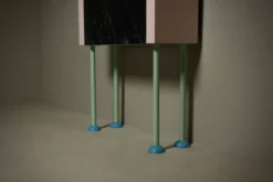 Cabinet de style Memphis par l'architecte néerlandais Wim Hofman des années 1980.