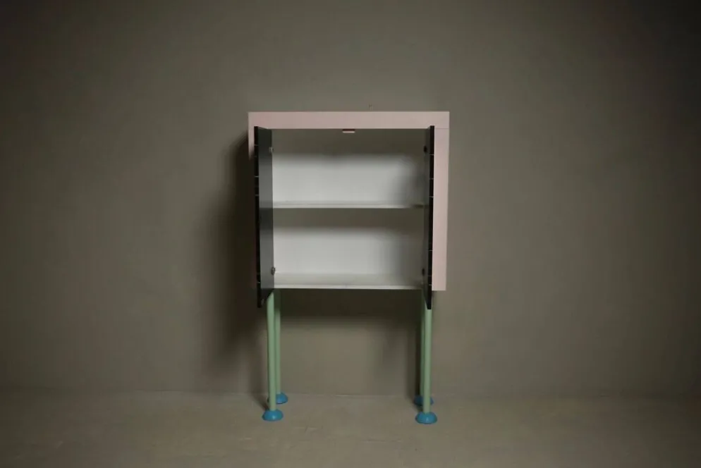 Cabinet de style Memphis par l'architecte néerlandais Wim Hofman des années 1980.