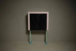 Cabinet de style Memphis par l'architecte néerlandais Wim Hofman des années 1980.
