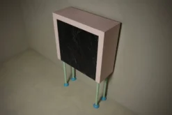 Cabinet de style Memphis par l'architecte néerlandais Wim Hofman des années 1980.
