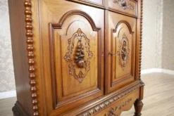 Cabinet de style Renaissance Revival en noyer, 1900