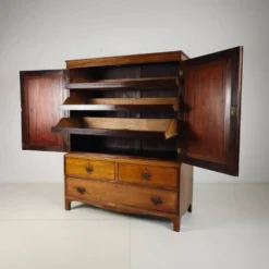 Cabinet en acajou anglais de presse à linge du début du 19e siècle, vers 1820-1840