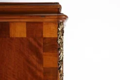 Cabinet en bois ancien avec marqueterie et décorations en bronze, France vers 1860