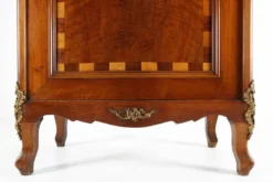 Cabinet en bois ancien avec marqueterie et décorations en bronze, France vers 1860