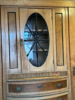 Cabinet en bois Art Déco avec fenêtre en verre ovale et tiroirs, années 1930