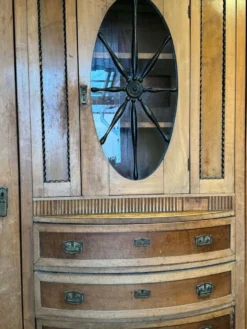 Cabinet en bois Art Déco avec fenêtre en verre ovale et tiroirs, années 1930