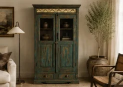 Cabinet en bois chinois ancien avec décorations florales peintes à la main